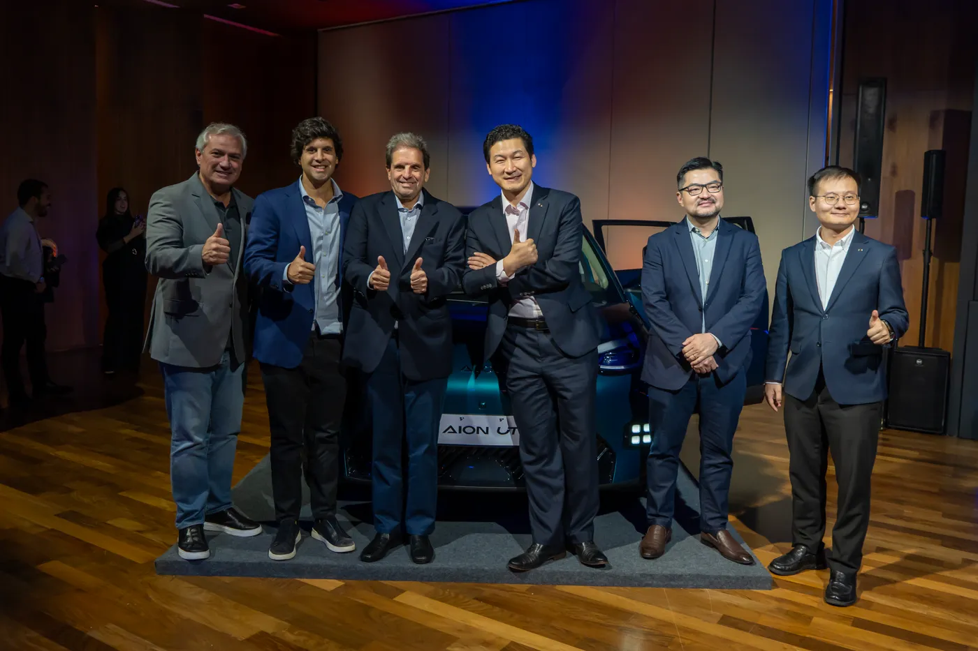 Equipe e parceiros celebram o lançamento do AION UT