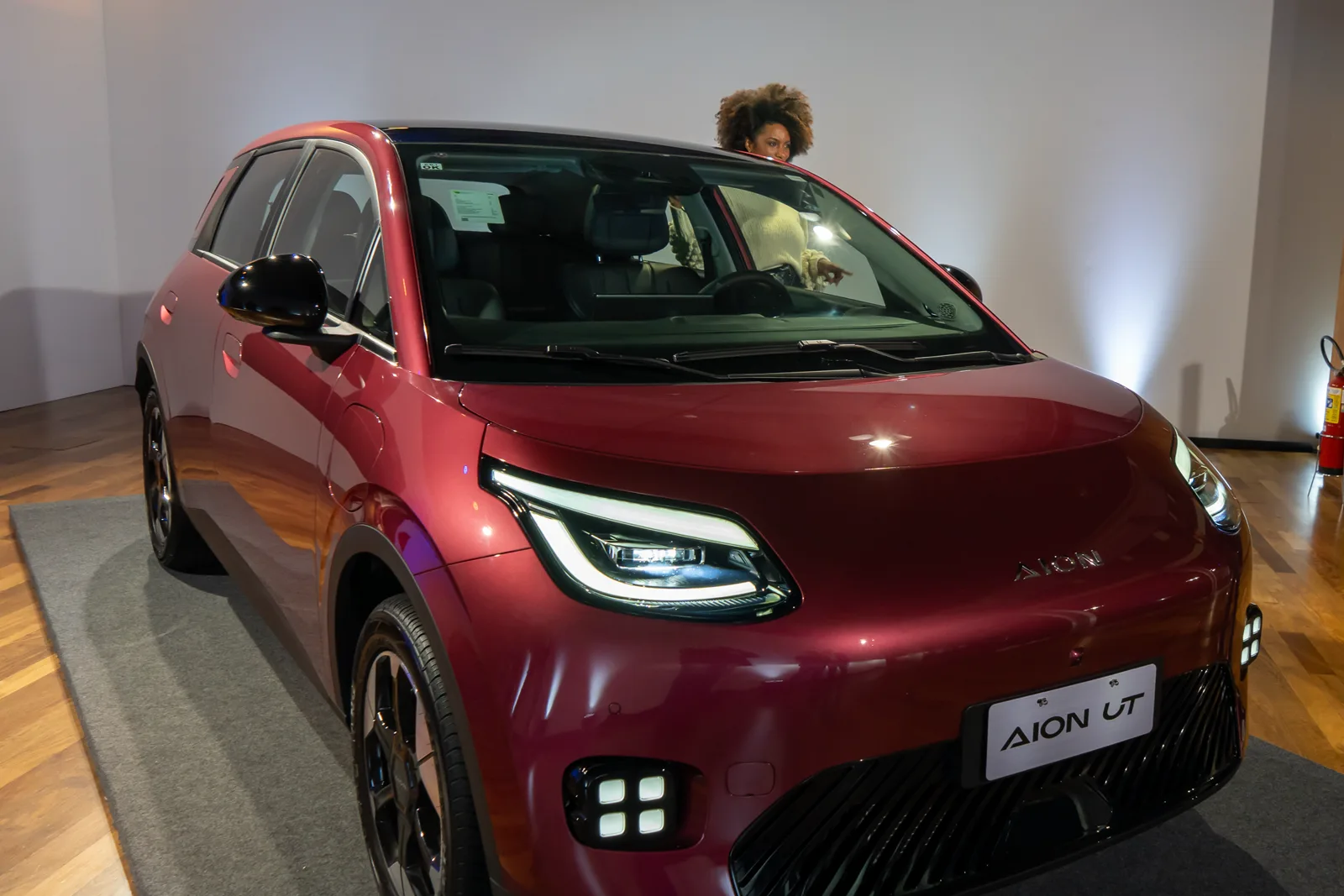 AION UT vermelho em destaque no lançamento GAC